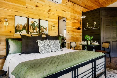 ein Schlafzimmer mit einem Bett in einem Zimmer mit Holzwänden in der Unterkunft Romantic Cabin - The Woodland Nook in Sevierville