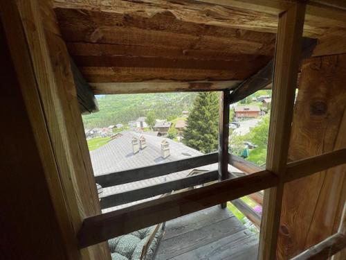 a view of a window in a wooden building at Mazot JHR Unterbäch VS in Bachtolen