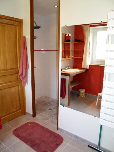 une salle de bain avec douche et lavabo dans l'établissement Le Petit Moulin Côté Jardin, à Nailly