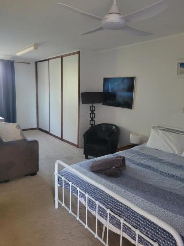 Postel nebo postele na pokoji v ubytování Kalbarri Reef Villa 9