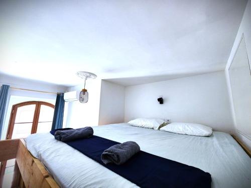 Ένα ή περισσότερα κρεβάτια σε δωμάτιο στο BIG FLAT - LE CALA - Hypercentre - 4 chambres, 13 personnes, proche plage gare et parking, WIFI, Air Conditioning l GROUPE l BUSINESS l FAMILLE