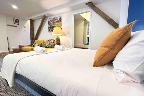 Katil atau katil-katil dalam bilik di Luxe Studio with Lake and Mountain Views
