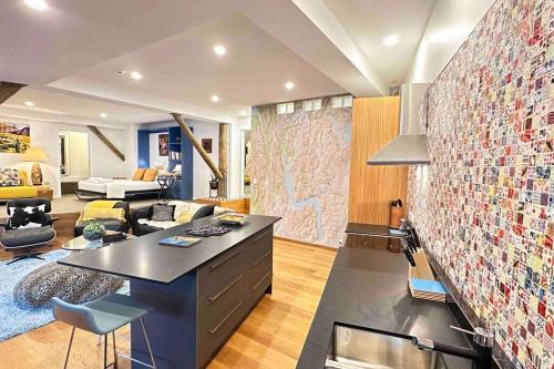 Dapur atau dapur kecil di Luxe Studio with Lake and Mountain Views