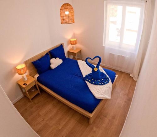 une chambre avec un lit avec un couvre-lit bleu dans l'établissement NEW! Wifi, Disney Plus L'Escale des Remparts, à Avignon