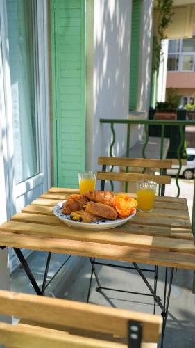 une table en bois avec une assiette de nourriture dessus dans l'établissement NEW! Wifi, Disney Plus L'Escale des Remparts, à Avignon