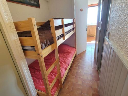 quelques lits superposés dans une chambre dans l'établissement Studio cosy 4 pers avec balcon sud, centre station, animaux admis - Saint-Michel-de-Chaillol - FR-1-393-4, à Saint-Michel-de-Chaillol