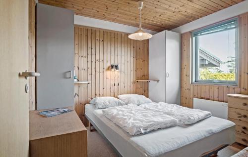 Una cama o camas en una habitación de Amazing Home In Faaborg