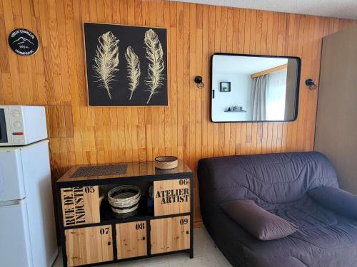 un salon avec une chaise et un miroir dans l'établissement Studio cosy 4 pers avec balcon, centre station, proche ski/rando - FR-1-393-81, à Saint-Michel-de-Chaillol