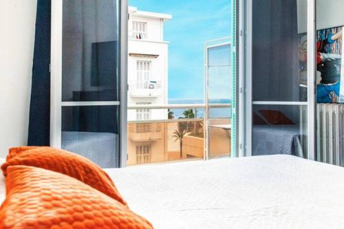 Cette chambre dispose d'une fenêtre offrant une vue sur un bâtiment. dans l'établissement 2P Moderne proche Promenade des Anglais, aperçu mer, à Nice