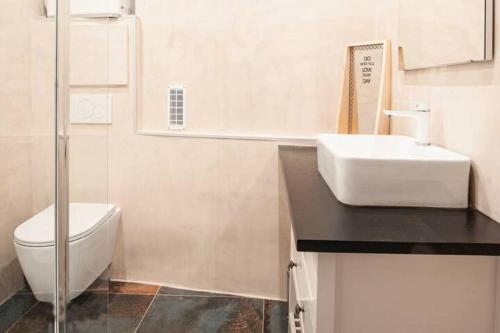 une salle de bain avec un lavabo et des toilettes dans l'établissement 2P Moderne proche Promenade des Anglais, aperçu mer, à Nice