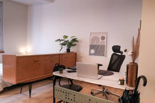 - une chambre avec un bureau et un ordinateur portable dans l'établissement Lit King Size Trés Cosy Hyper Centre de Foix Calme, à Foix