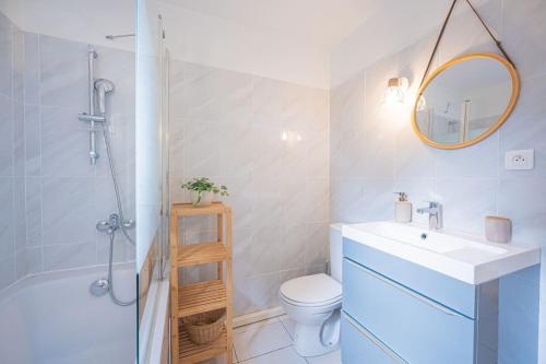 a bathroom with a sink and a toilet and a shower at Ô Cocon Provençal in LʼIsle-sur-la-Sorgue