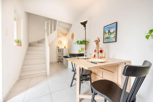 une salle à manger avec une table et des chaises en bois dans l'établissement Ô Cocon Provençal, à LʼIsle-sur-la-Sorgue