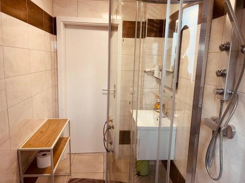 a bathroom with a shower and a sink at Hübsche Unterkunft mit Parkplatz in Bad Muskau Nähe Schloss, Waldeisenbahn, Hermansbad, UNESCO Geopark, Nähe polnischer Markt, Top Lage für Ausflugsziele zum Wandern oder Radfahren in Bad Muskau