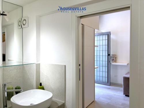 ノートにあるHouse&Villas - Nina Homeの白いトイレと洗面台のあるバスルーム