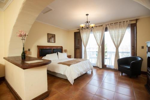 a bedroom with a bed and a table and a chair at Hotel Casablanca Spa & Wine in Casablanca