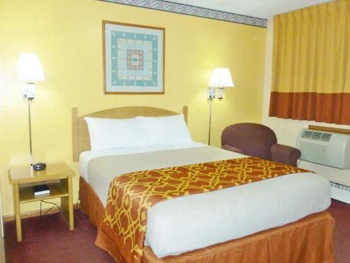 - une chambre d'hôtel avec un grand lit dans l'établissement Royal Rest Motel, à Chariton