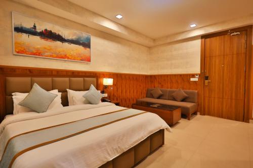 Clay Inn Hotel, Sohna Road, Sector 49, Gurugramにあるベッド
