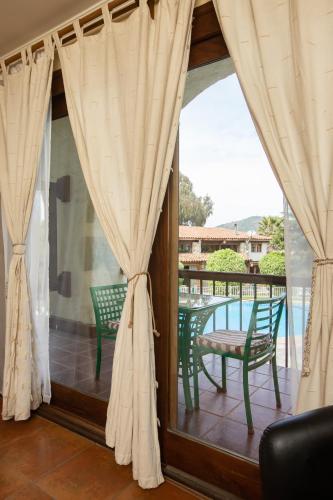 a screened in porch with a table and chairs at Hotel Casablanca Spa & Wine in Casablanca