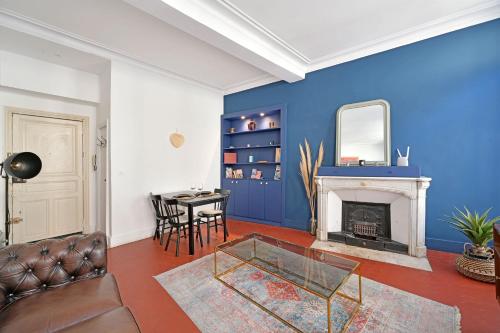 un salon avec une cheminée et une table dans l'établissement Le Toscane - Hyper-Centre - Calme, à Avignon