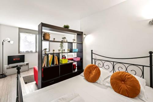 une chambre avec un lit avec des oreillers orange dans l'établissement apartment ideal location for Lyon Center, à Villeurbanne