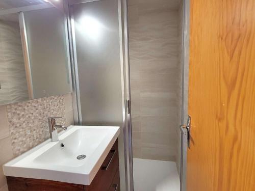 une salle de bain avec un lavabo et une douche dans l'établissement Studio cosy 4 pers avec balcon, centre station, proche ski/rando - FR-1-393-81, à Saint-Michel-de-Chaillol