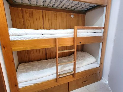 quelques lits superposés dans une chambre dans l'établissement Studio cosy 4 pers avec balcon, centre station, proche ski/rando - FR-1-393-81, à Saint-Michel-de-Chaillol