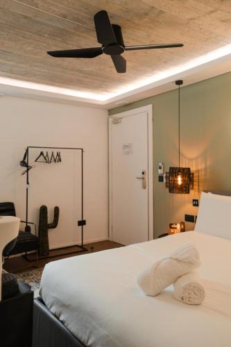 a bedroom with a bed with a ceiling fan at The Bear and Ween in St Julian's