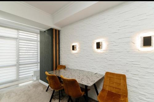 a dining room with a table and chairs at Apartament in Chişinău