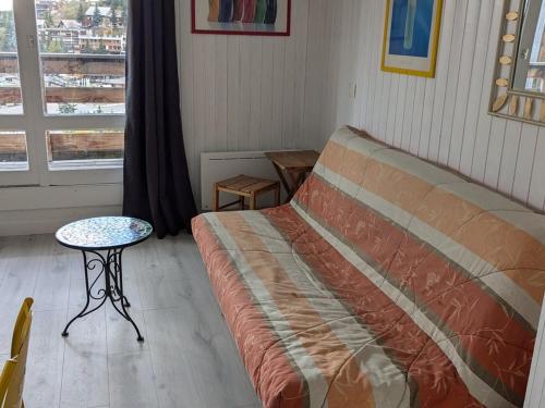 une chambre avec un lit, une table et une fenêtre dans l'établissement Maxi Studio 5 pers. avec balcon, WIFI, pieds des pistes, calme, proche commerces et sports - FR-1-262-75, à Forest des Baniols