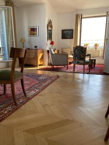 - un salon doté de parquet et d'un mobilier en bois dans l'établissement Trois pièces sur parc de la Villette Terrasse et vues, à Paris