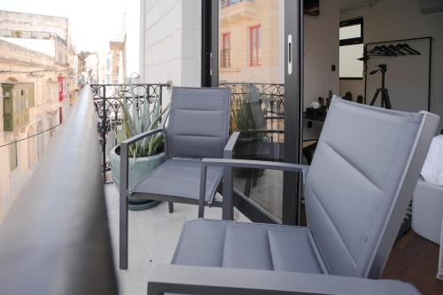 two chairs sitting on top of a balcony at The Bear and Ween in St Julian's
