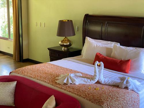 a hotel room with a bed with towels on it at Hotel Boutique Casona del Cafetal and Lakeside Restaurant in Cachí