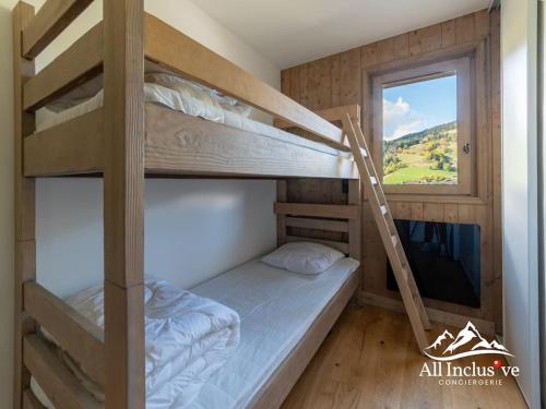 - une chambre avec 2 lits superposés et une télévision dans l'établissement Joli appartement avec balcon, à Megève