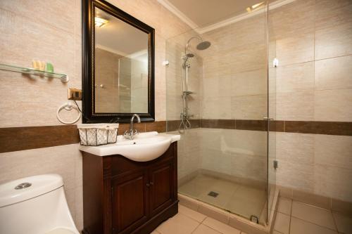 a bathroom with a toilet and a sink and a shower at Hotel Casablanca Spa & Wine in Casablanca