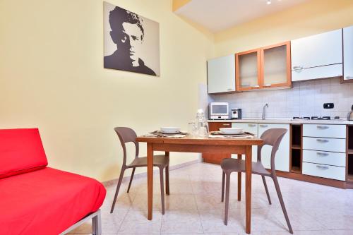 GuestHost - Casazzurra - Your place next to Port & Castel Nuovo