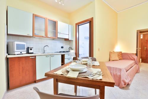 GuestHost - Casazzurra - Your place next to Port & Castel Nuovo