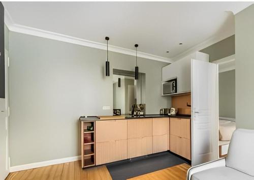 - une cuisine avec un canapé et une table dans une chambre dans l'établissement Very cosy flat center of Montmartre, à Paris