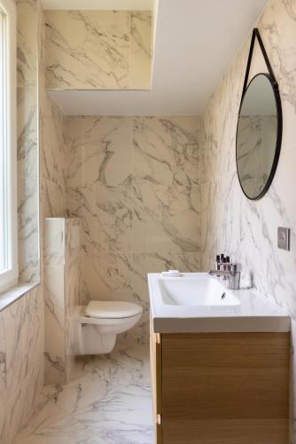 une salle de bain avec un lavabo et des toilettes dans l'établissement Modern apartment 2BR-6P - Jardin de Luxembourg, à Paris