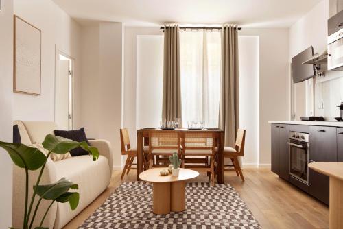 un salon avec un canapé et une table dans l'établissement Modern apartment 2BR-6P - Jardin de Luxembourg, à Paris