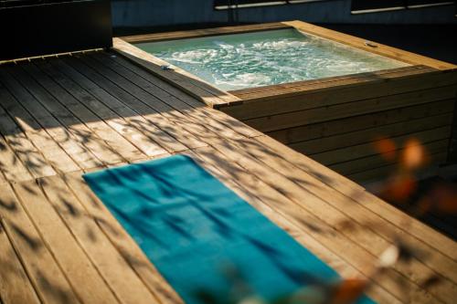 an overhead view of a hot tub in a wooden deck at SunMoon Kosmaj kućice i prostor za događaje in Sopot