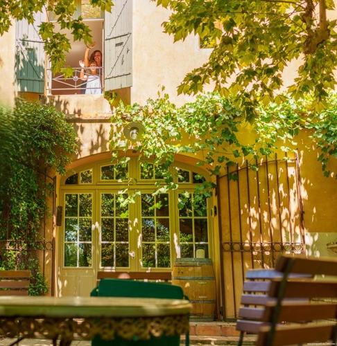 Hôtel Le Mas des Grès & Restaurant Sous les Platanesにある庭