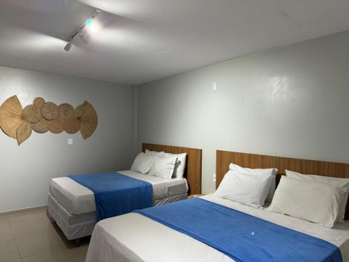 Una cama o camas en una habitación de Edifício Creta Hotel