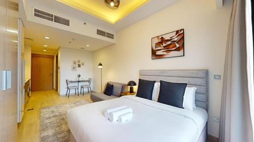 Ένα ή περισσότερα κρεβάτια σε δωμάτιο στο Azizi Riviera 9 - Bright Studio in Meydan