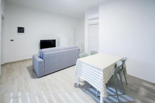 a living room with a table and a couch at Casa per vacanze in riva al mare in Pineto