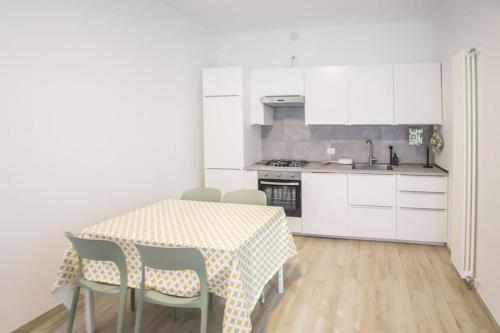 a kitchen with a table and chairs in a kitchen at Casa per vacanze in riva al mare in Pineto