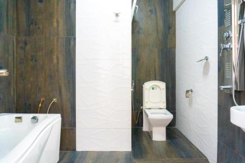 a bathroom with a toilet and a tub and a sink at Chambres meublées Avenue Cheikh Anta Diop in Dakar