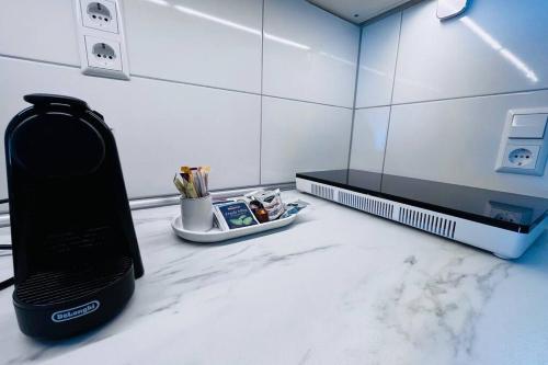 un téléphone portable posé sur un comptoir dans une salle de bain dans l'établissement Apartment mit Wintergarten & Grüner Aussicht im Schwarzwald, à Löffingen