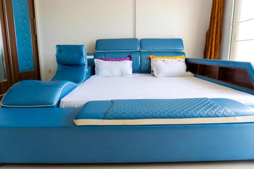 a large blue bed in a room at Chambres meublées Avenue Cheikh Anta Diop in Dakar
