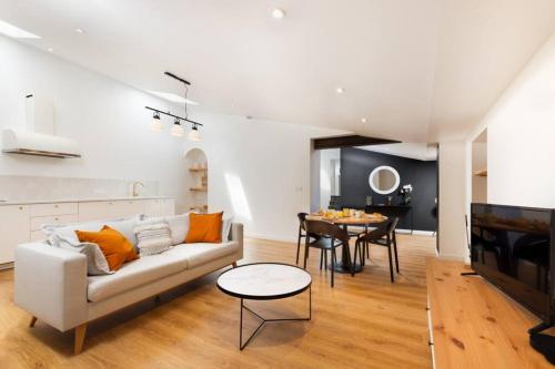 una sala de estar con un sofá y una mesa en Le Loft Caché, en Carcassonne